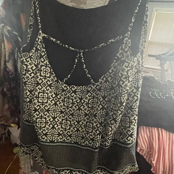 Patterned Tank Top - Picture 2 of 3